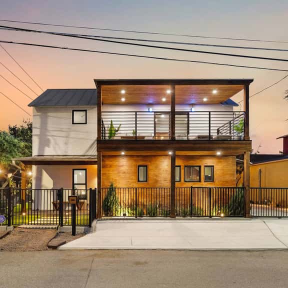 NEW #1 Downtown SA House-Walk to Tower & Alamodome - Image 1