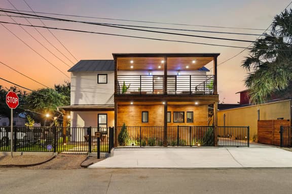 NEW #1 Downtown SA House-Walk to Tower & Alamodome - Image 1